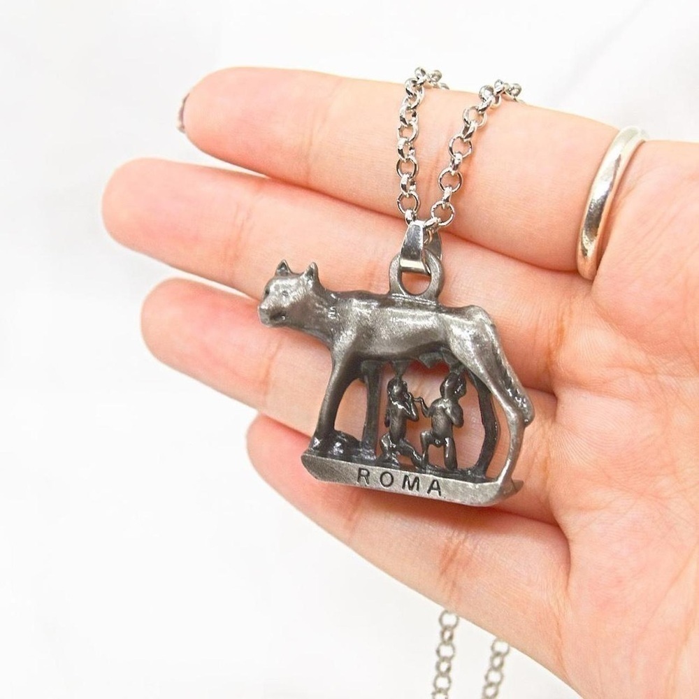 Wolf Of Rome Roma Statue Necklace - Picture 2 of 5